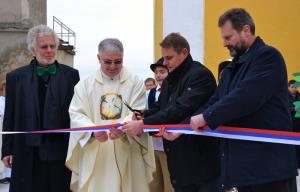 Arhitekt Marko Mušič, župnik Alojzij Kačičnik, župan Marko Diaci in podžupan Robert Polnar ob rezu traku